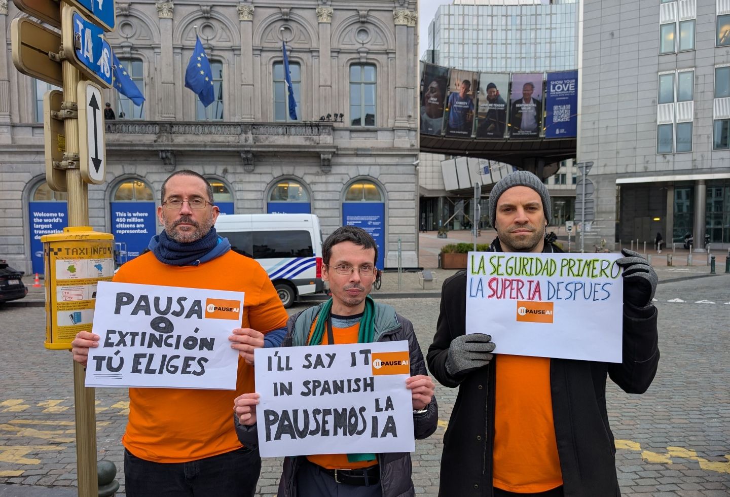 Voluntarios de PauseAI En Español durante una protesta ante el Parlamento Europeo, en febrero de 2026.